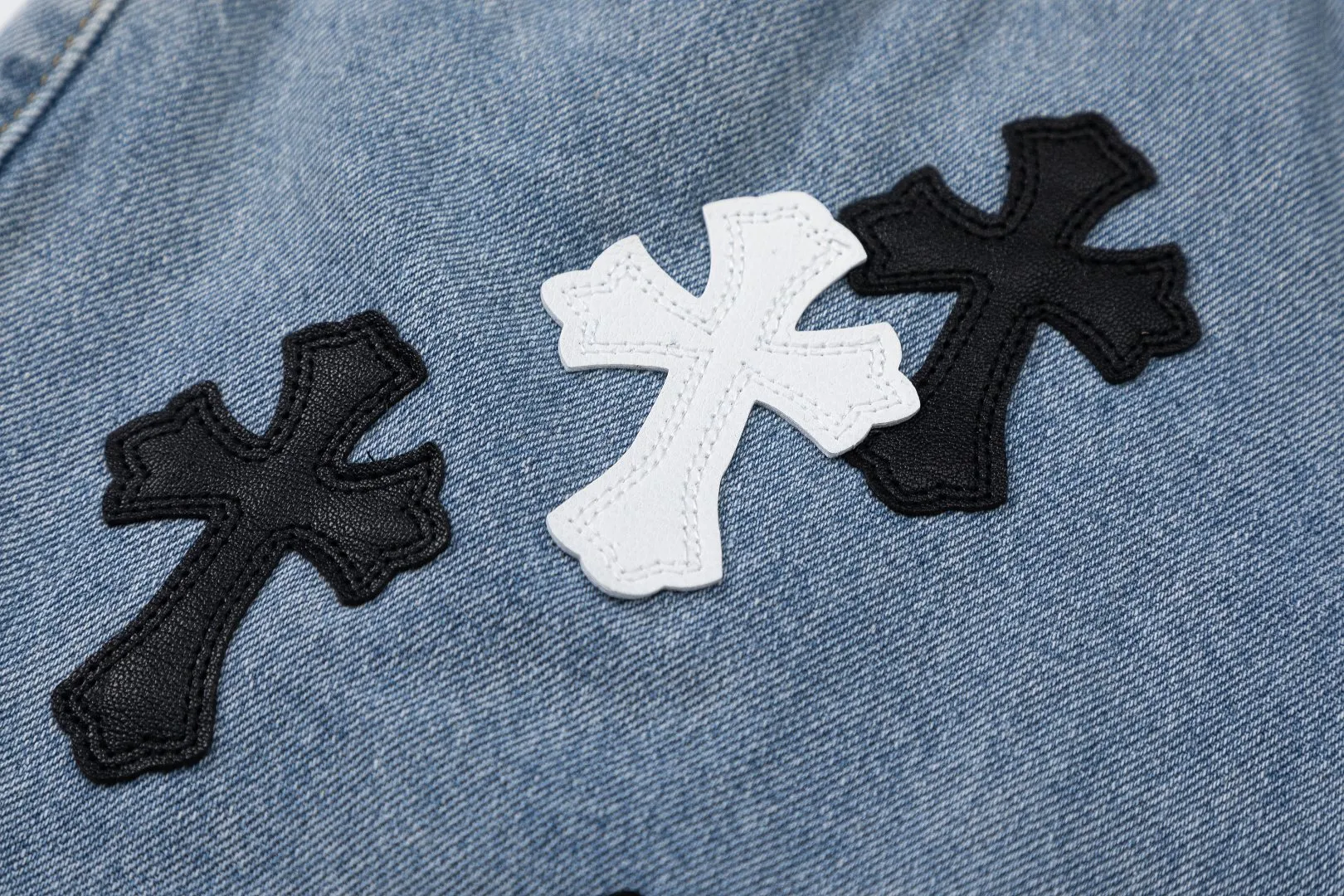 KE926#P180 The only correct leather label version on the market Chrome Hearts CH Cross embroidery distressed jeans Top ceiling quality 100% correct version The correct version is here!  Believe me this must be the best quality you will ever come across! ! Excellent value for money! !  Styles with different washes and textures are very friendly to people with thin legs and thick legs. The straight version is very flattering to the shape of the legs. The moderate length is timeless and easy to match. It is the basis of various styles and a must-have in the wardrobe! ! Add a little stacking to easily control the clean fit trend that has exploded this year. The fabric is stiff but also makes the upper body soft without losing texture. The sides and cuffs of some styles have a bone-wash effect. The vintage flavor pops up all at once. It’s really hard not to love it! ✅Correctly customize the Croxin metal leather label on the back panel. It is not sold directly with the cross on the finished jeans. 1:1 copying strives for excellence and the details are perfectly grasped. ✅The cross leather label is clear and smooth. Exquisite turning top craftsmanship. ✅Buttons, zippers and hardware are all customized versions of the Croxin LOGO. ✅High-cost washing process. Size: 28 30 32 34 36 (5 sizes)